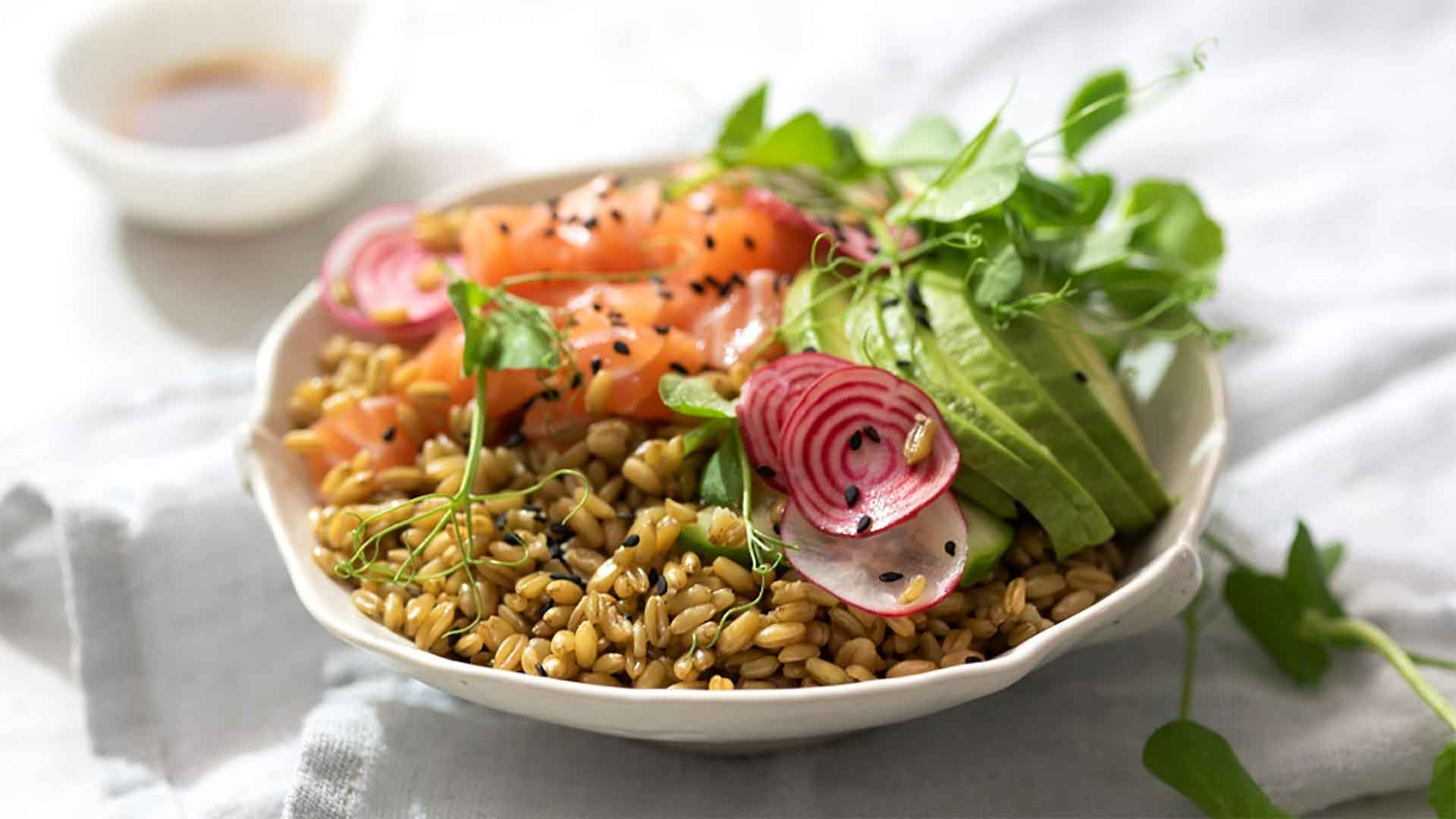 Poke Bowl with Grains, Salmon & Edamame Cuisinart